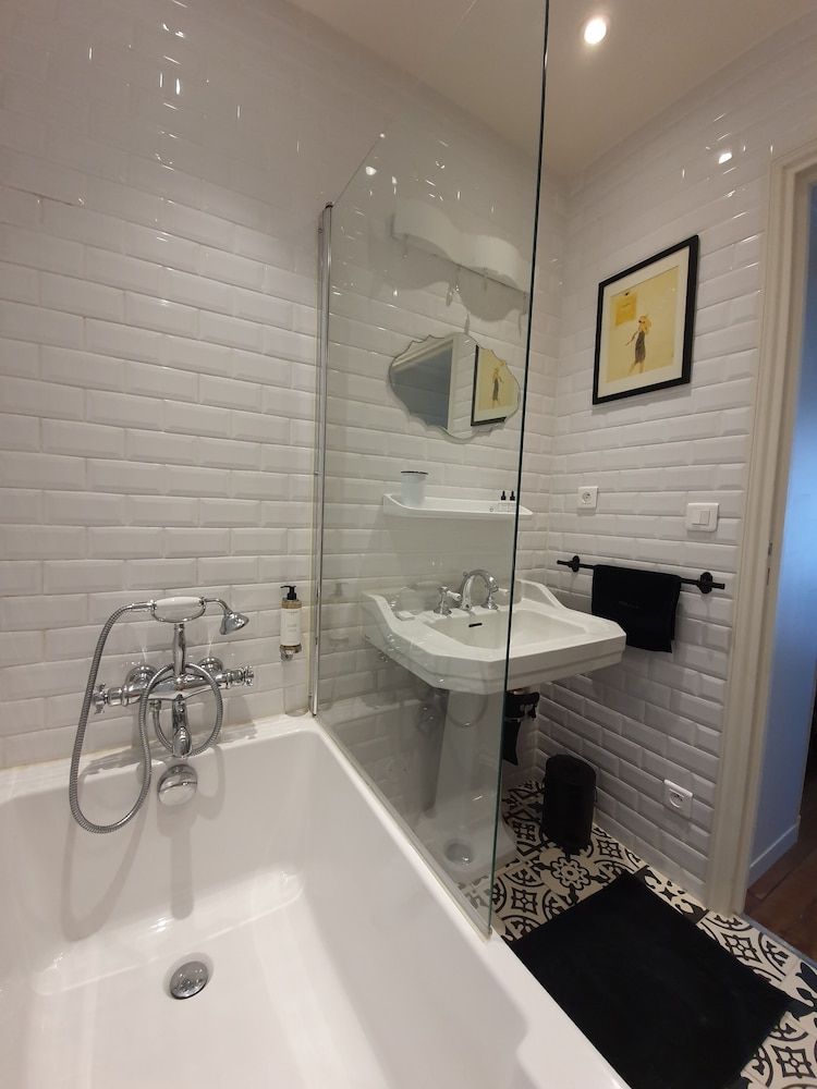 Chez Pepe Merle Basic Room, Bathtub 4