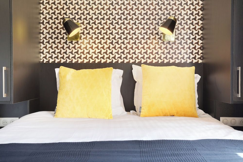 YAYS Paris Zola by Numa Medium Studio with Kitchen and Balcony 5