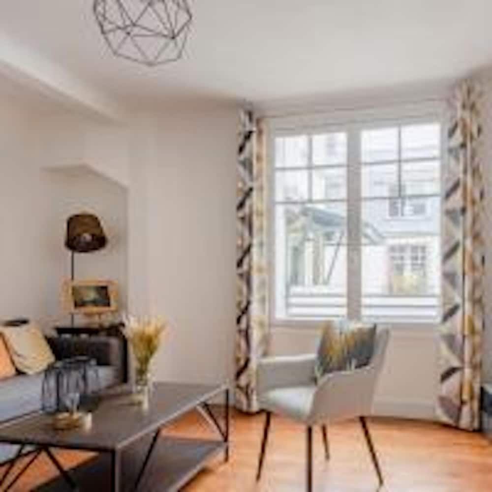 undefined Eiffel Tower Saint Residence 7