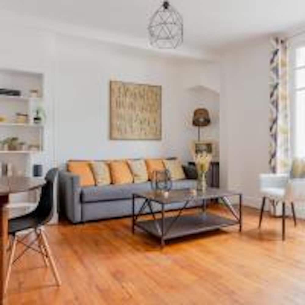 undefined Eiffel Tower Saint Residence 2