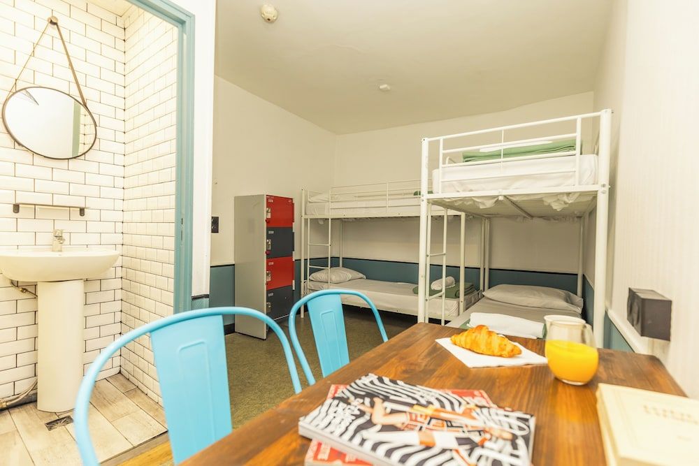 Young & Happy Latin Quarter by Hiphophostels Quadruple Room 2