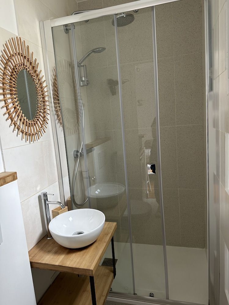 Béatrice et Emmanuel Meublé Eiffel Standard Studio 12