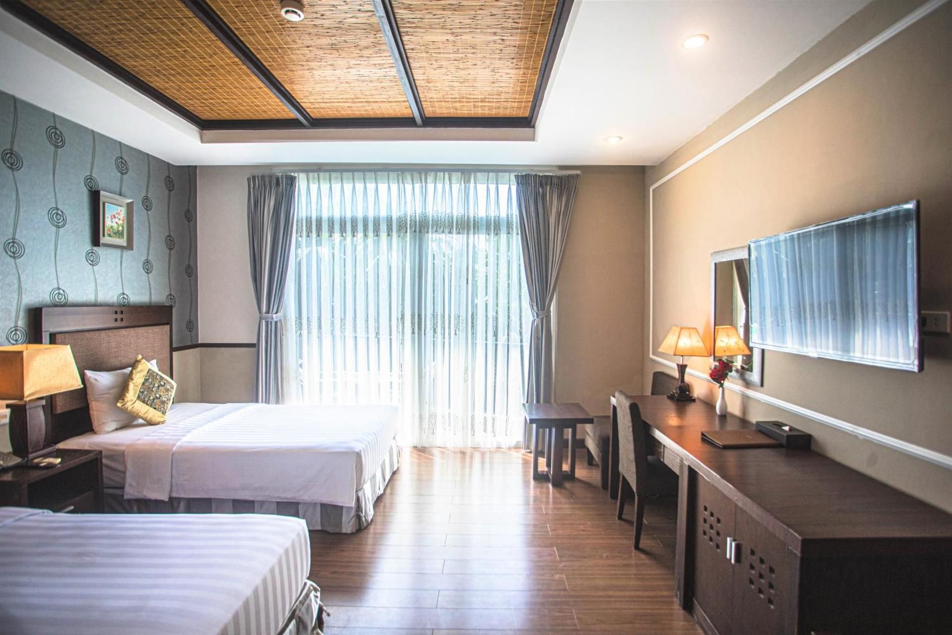 Deluxe Twin with Sea View (Partial)