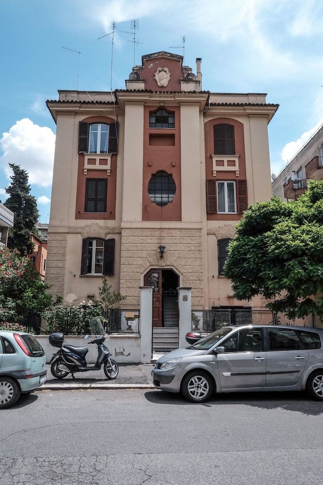 undefined Lush Garden Steps Away from Great Park 3