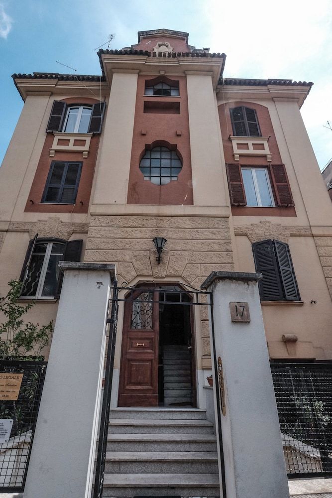 undefined Lush Garden Steps Away from Great Park 2