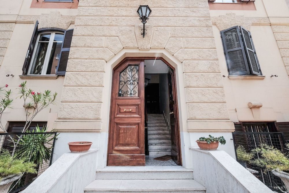 undefined Lush Garden Steps Away from Great Park 4