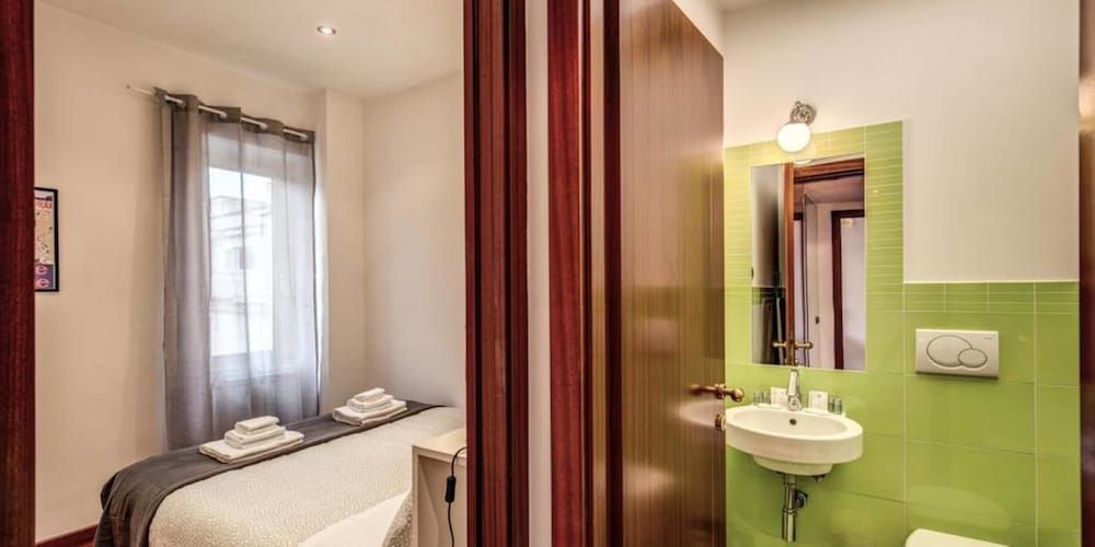 Attic terrace with St Peter's Dome View Apartment, 2 Bedrooms 27