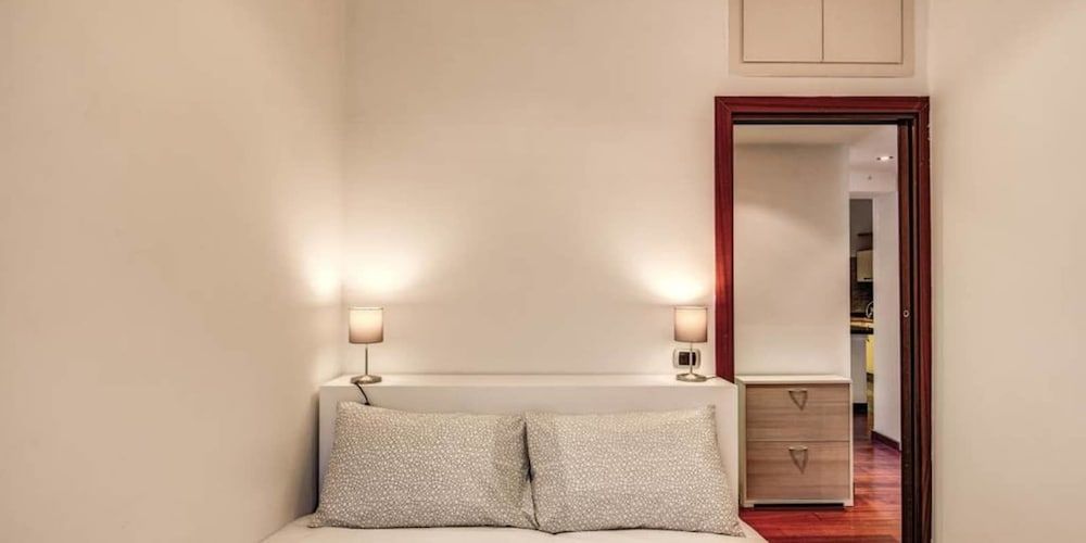 Attic terrace with St Peter's Dome View Apartment, 2 Bedrooms 13