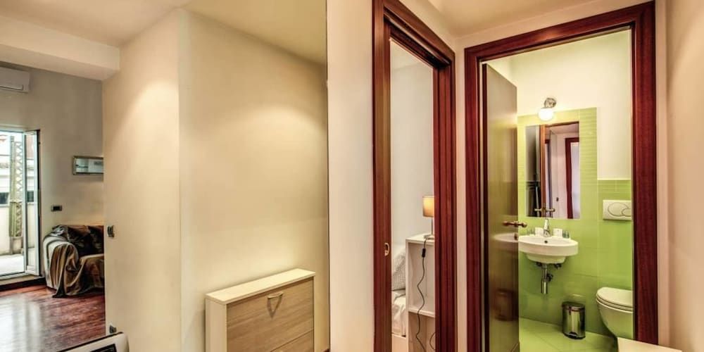 Attic terrace with St Peter's Dome View Apartment, 2 Bedrooms 28