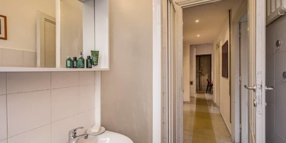 Monti Coliseum 3 bedroom 2nd floor Apartment, 3 Bedrooms, Non Smoking 37