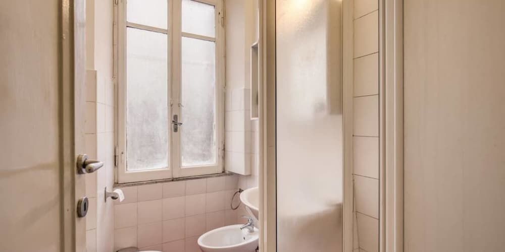 Monti Coliseum 3 bedroom 2nd floor Apartment, 3 Bedrooms, Non Smoking 36