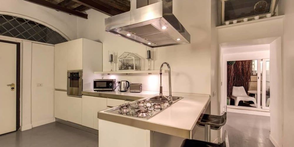 undefined Vicolo delle grotte Campo di fiori 6