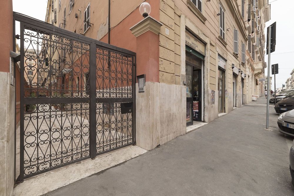 undefined Romantic Vintage Colosseum Apartment 2