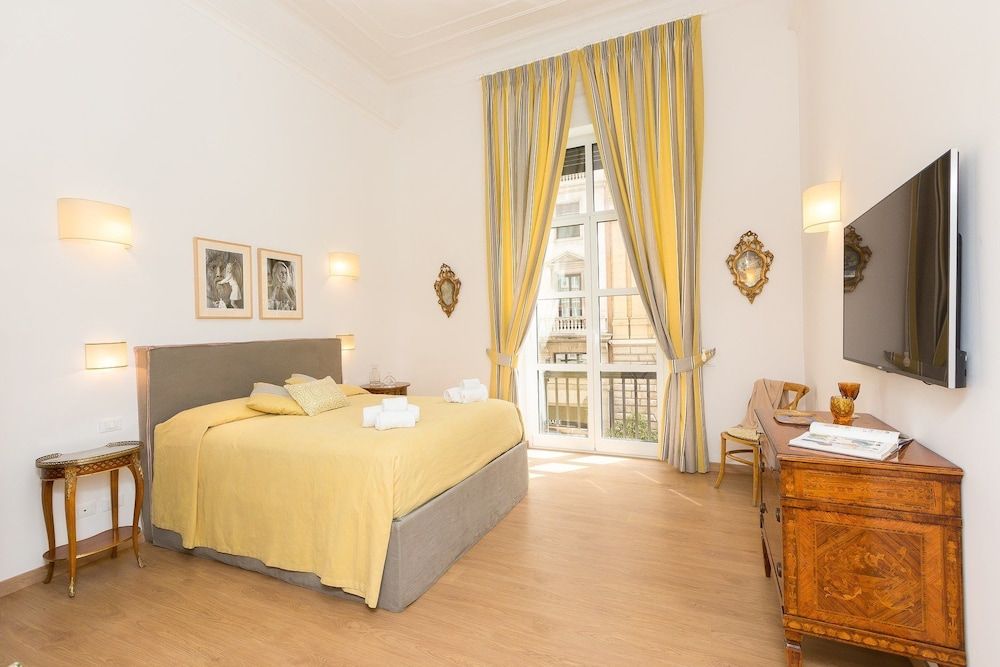 Prestigious Apartment Via Barberini Luxury Apartment, 3 Bedrooms 2