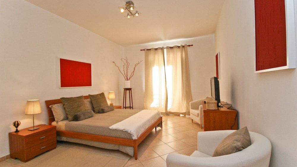 undefined Rental In Rome Red & White Apartment 7
