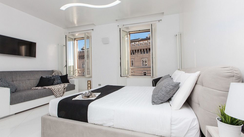 undefined Rental In Rome Piazza Venezia View Luxury Apartment B