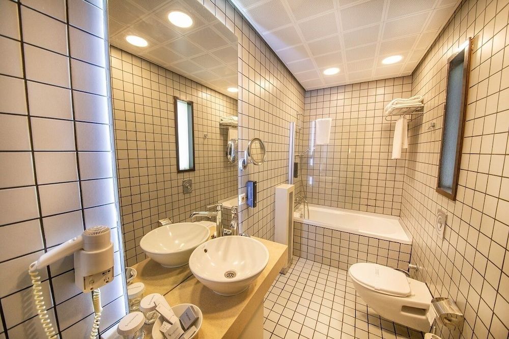 MY Hotel Business Room, City View 5