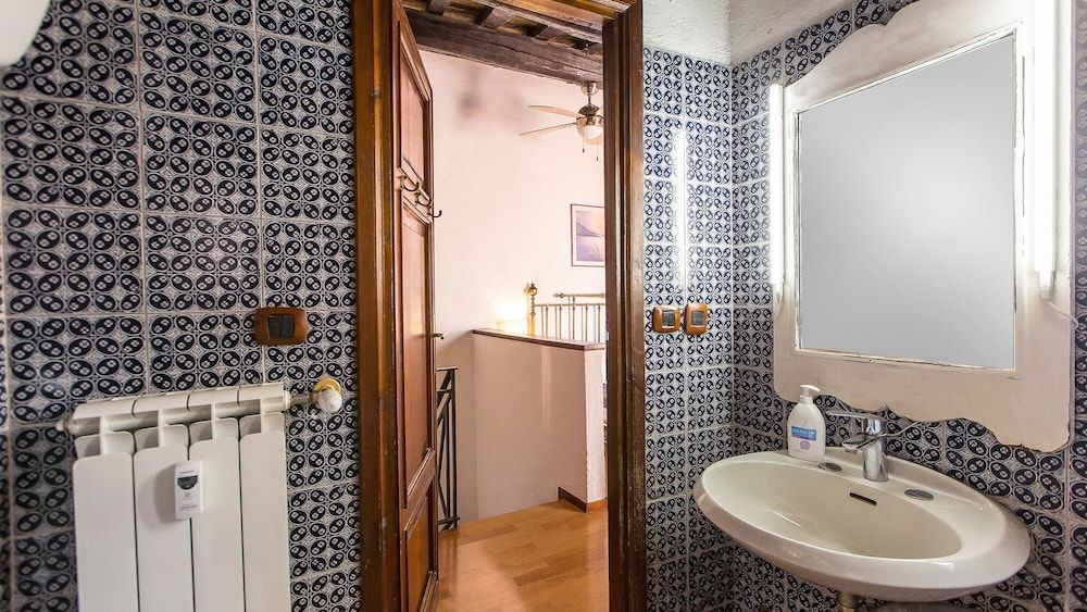 Rental in Rome Arco della Ciambella Penthouse Apartment, 1 Bedroom 22