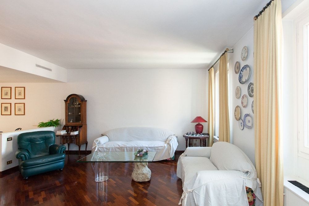 undefined Beautiful Roman Apartment Next To Trevi Fountain 8