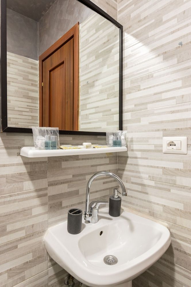 4-bdr Apt Among Colosseum&termini 10-people Apartment 15