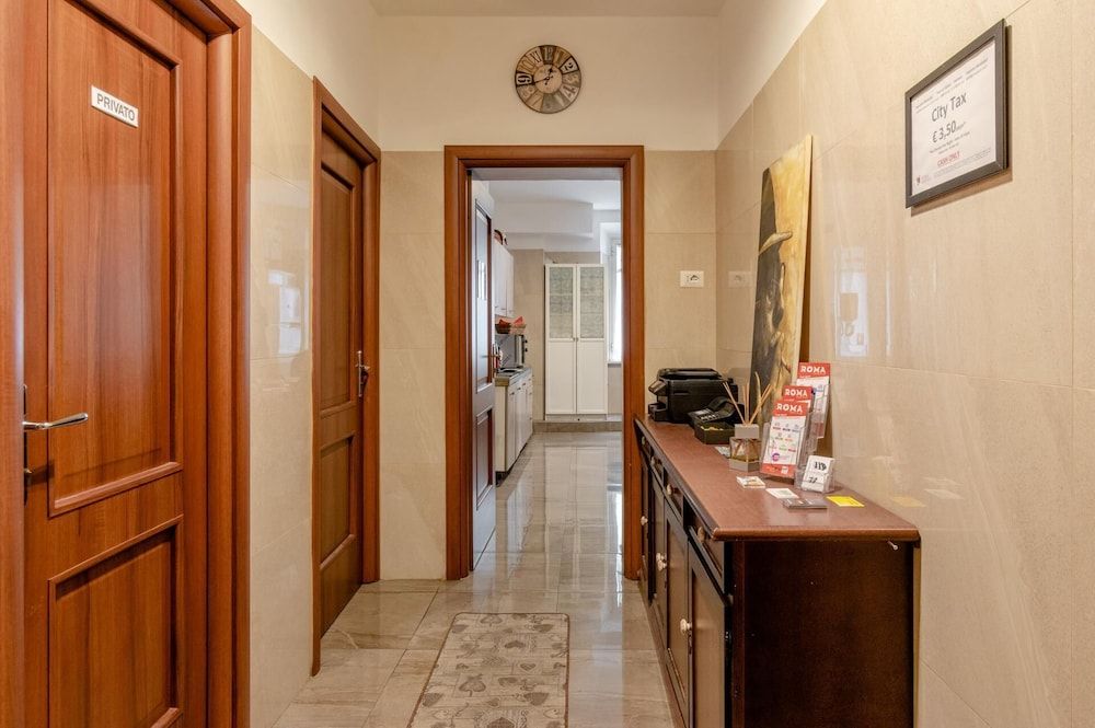 4-bdr Apt Among Colosseum&termini 10-people Apartment 21