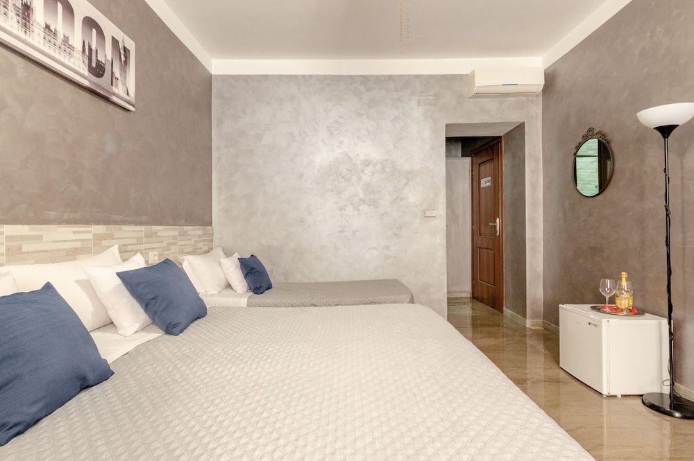 undefined 4-bdr Apt Among Colosseum&termini 10-people 9