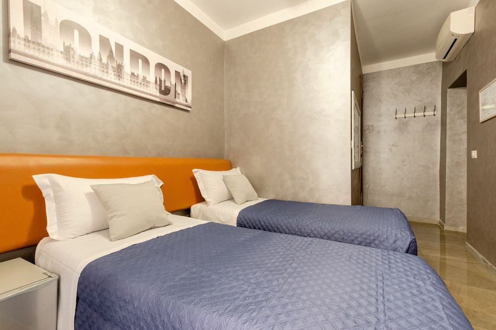 4-bdr Apt Among Colosseum&termini 10-people Apartment 13