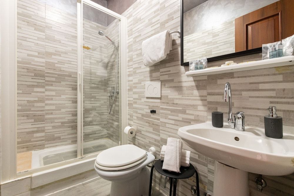 4-bdr Apt Among Colosseum&termini 10-people Apartment 17