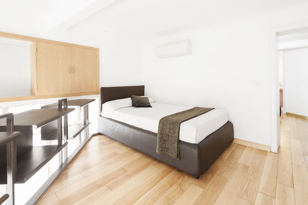 undefined Inviting 3-bed Apartment in Roma 4mins to Colosseo 8