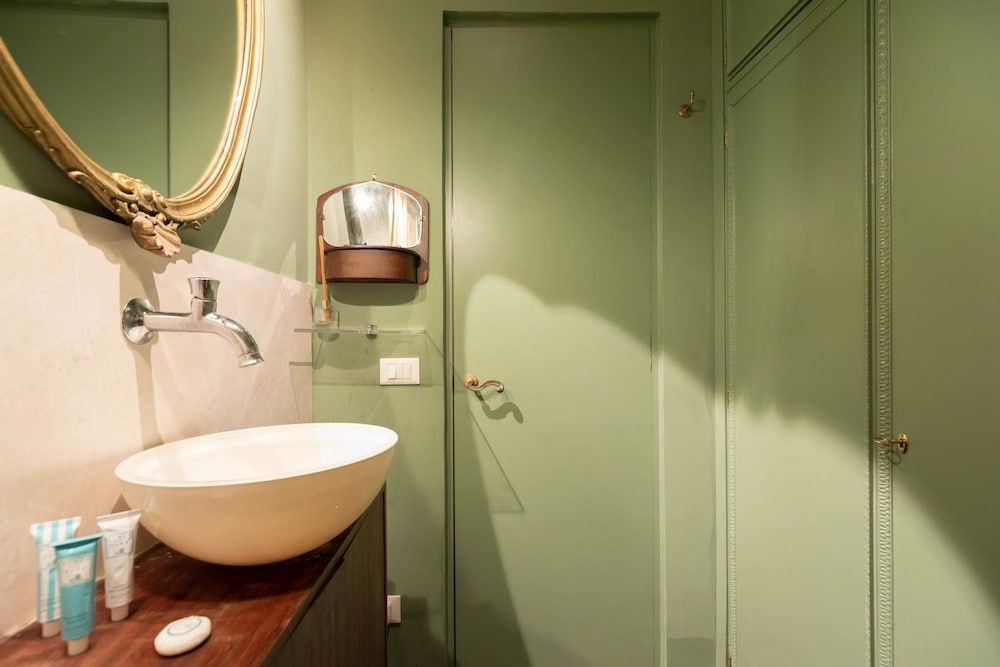 Chic and Style in Historical Via Giulia Apartment 7