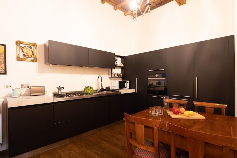 Chic and Style in Historical Via Giulia Apartment 17