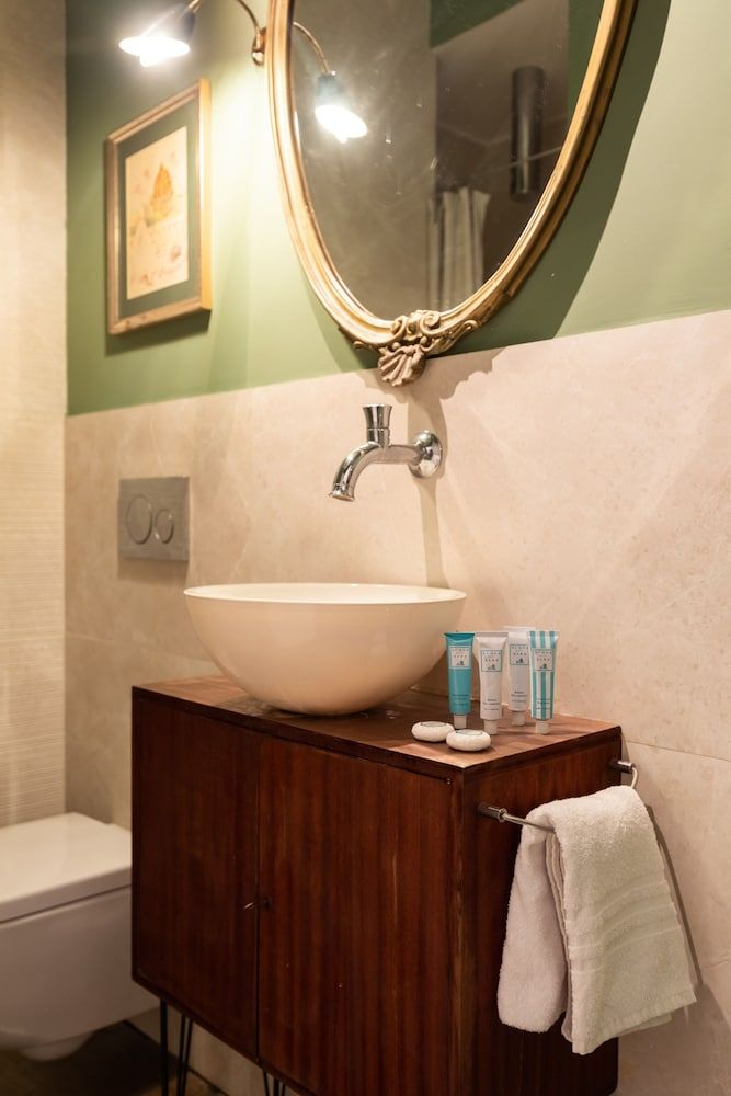 Chic and Style in Historical Via Giulia Apartment 10