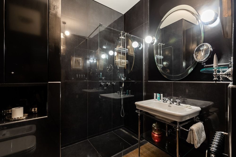 Chic and Style in Historical Via Giulia Apartment 5