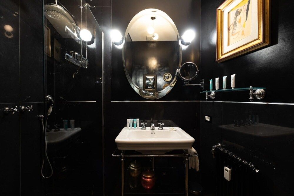 Chic and Style in Historical Via Giulia Apartment 8