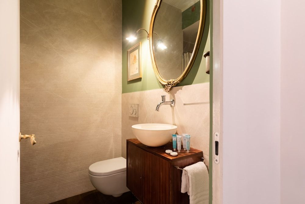 Chic and Style in Historical Via Giulia Apartment 11