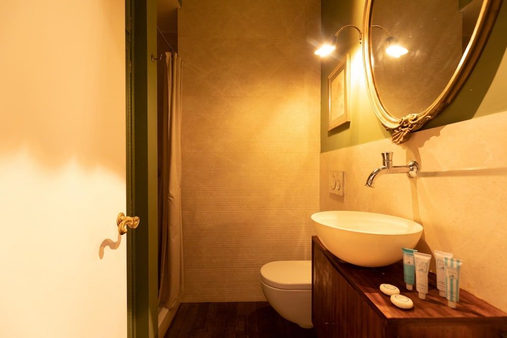 Chic and Style in Historical Via Giulia Apartment 12