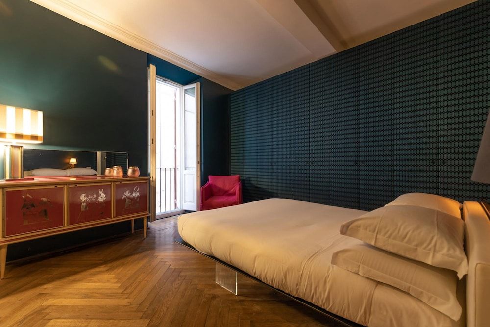 Chic and Style in Historical Via Giulia Apartment 21