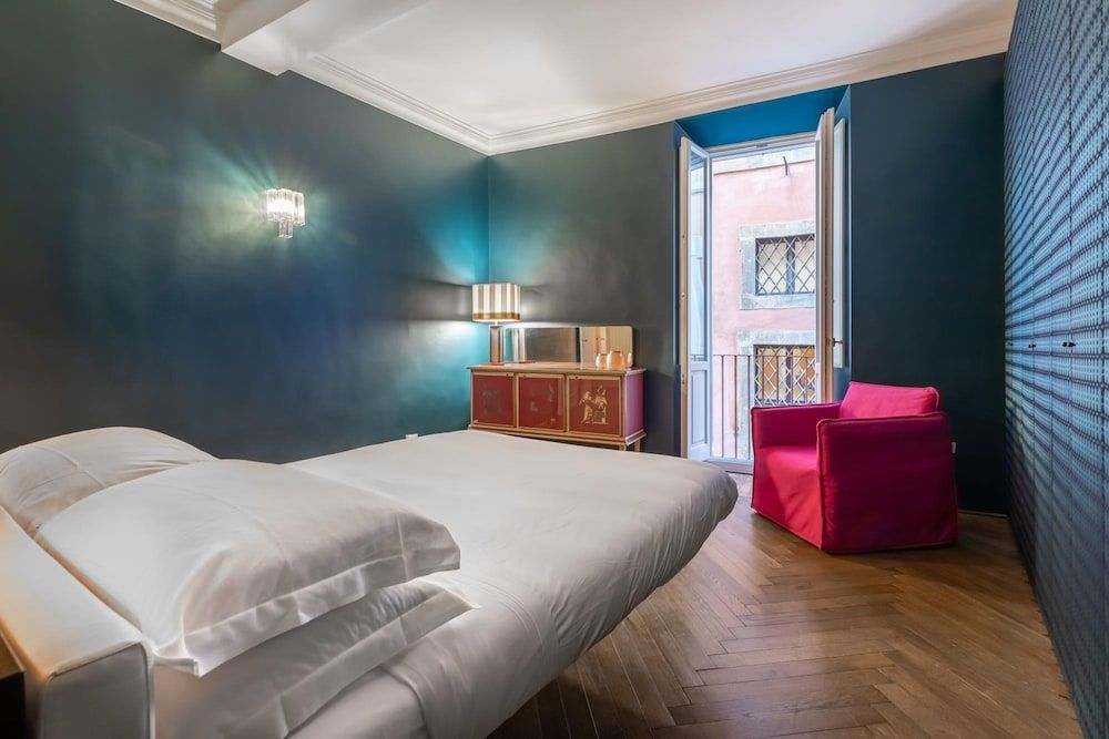 Chic and Style in Historical Via Giulia Apartment 20