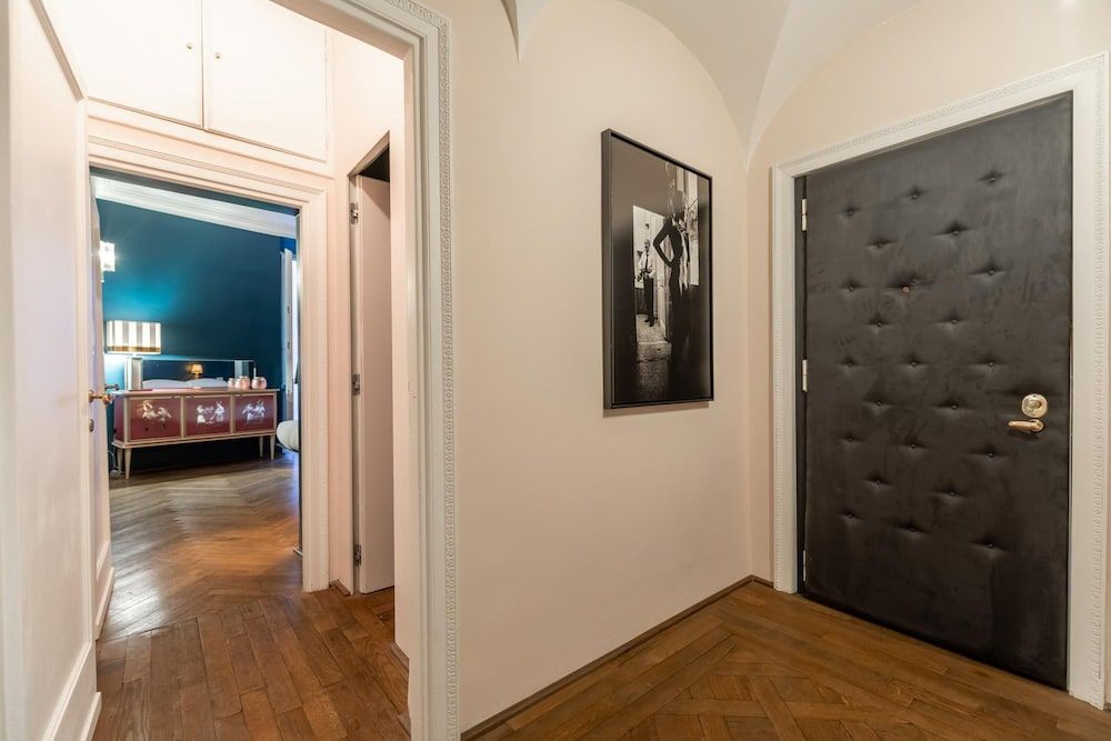 Chic and Style in Historical Via Giulia Apartment 24