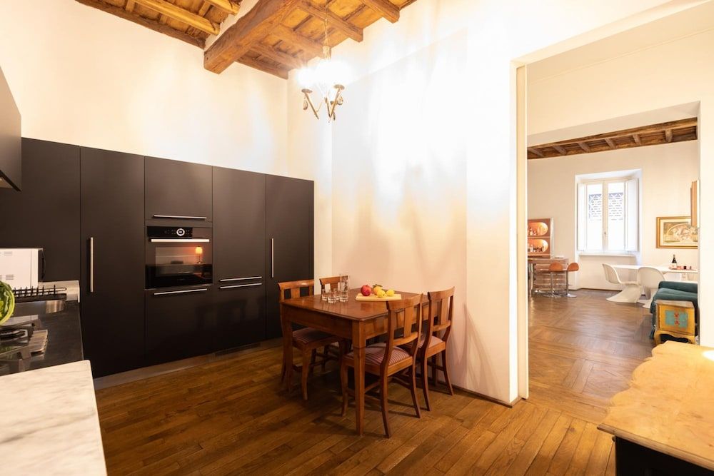 Chic and Style in Historical Via Giulia Apartment 18