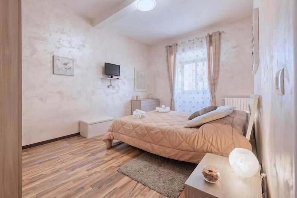 Leone IV Traditional Apartment 12