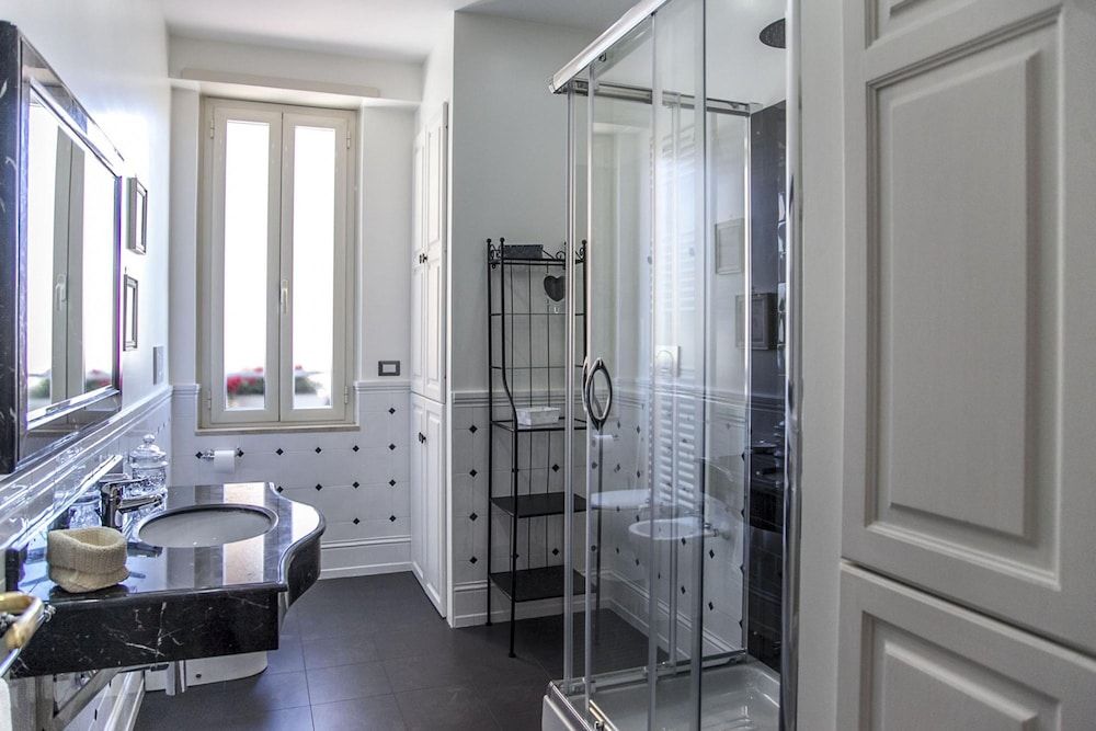 4BR Home in a Vibrant Neighborhood Apartment 16