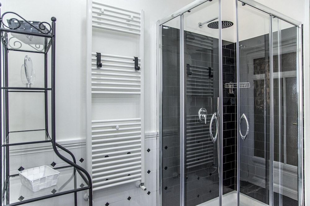 4BR Home in a Vibrant Neighborhood Apartment 18