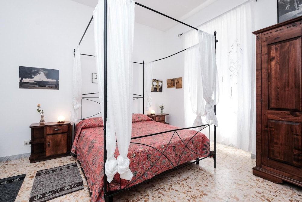 Domus Linda in Roma With 1 Bedrooms and 1 Bathrooms Apartment 2