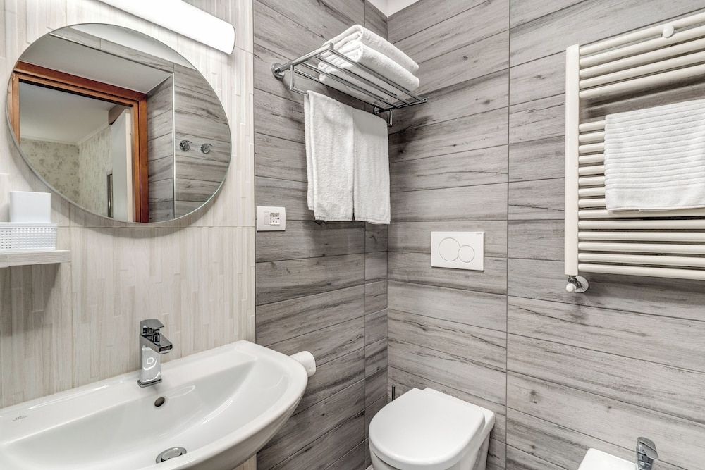 Hotel Milo Superior Room (Small Double Superior) 5