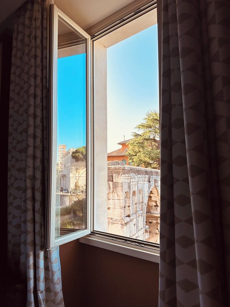 Palazzo Velabro, a Member of Design Hotels Deluxe Suite, City View 9