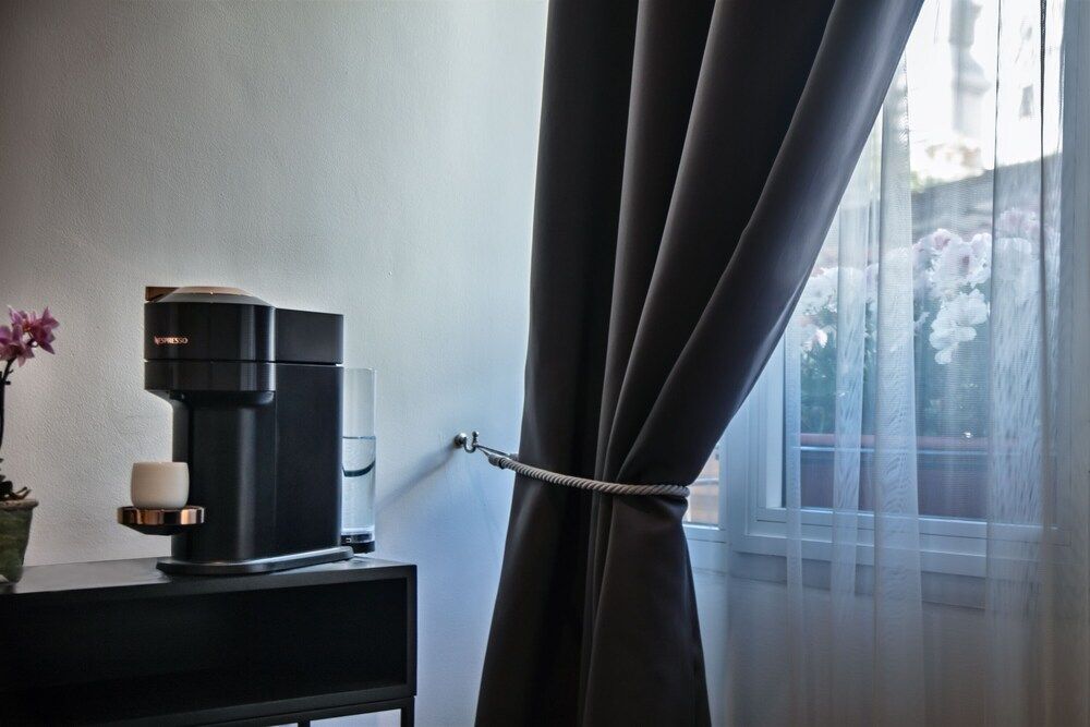 Fellini Design Suites Basic Room, 1 King Bed, Non Smoking, City View 11