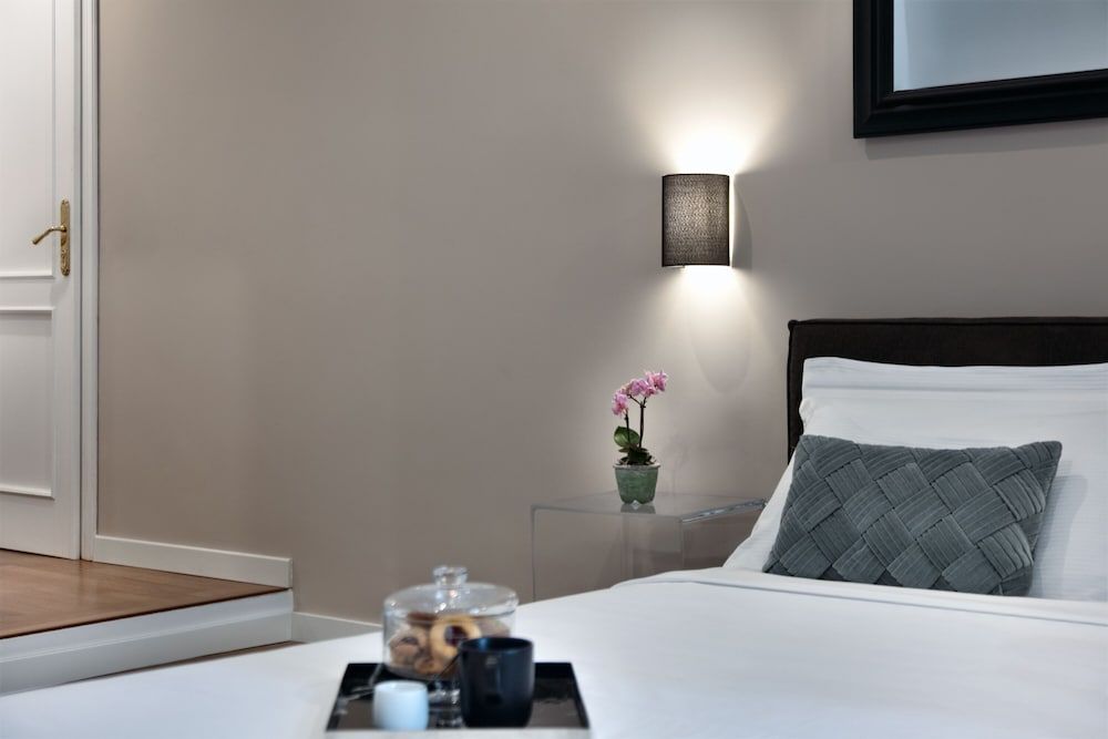 Fellini Design Suites Basic Room, 1 King Bed, Non Smoking, City View