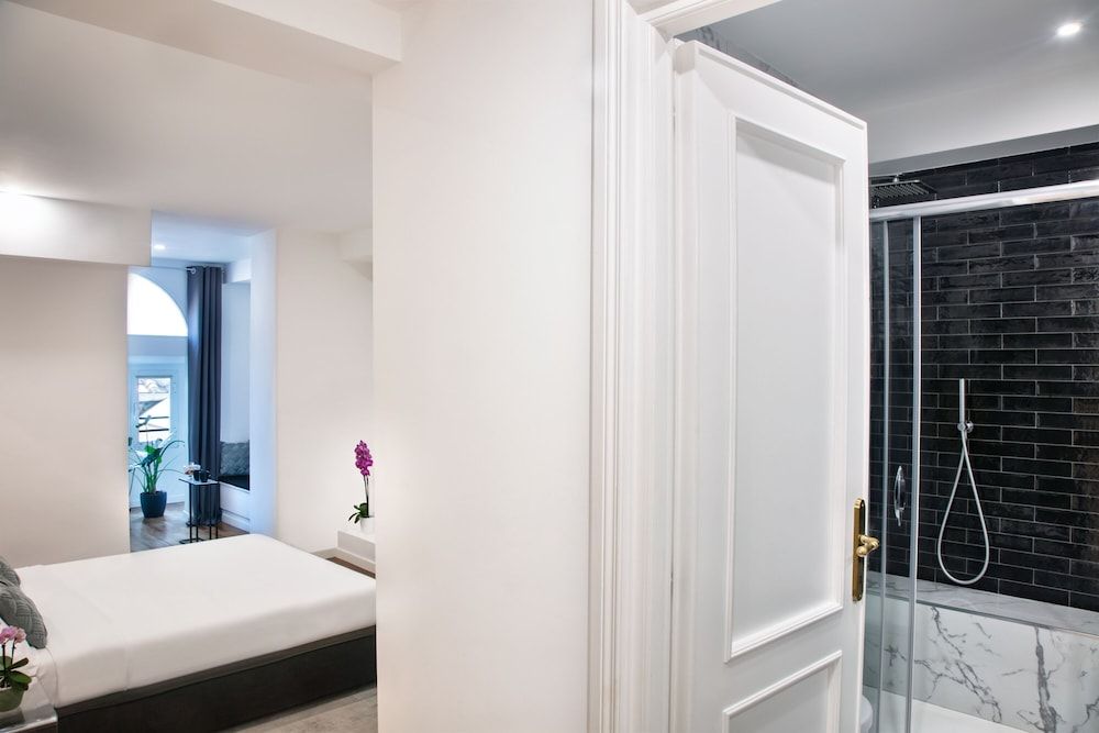 Fellini Design Suites Basic Room, 1 King Bed, Non Smoking, City View 8