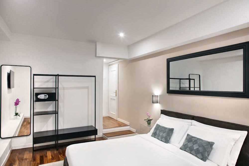 Fellini Design Suites Basic Room, 1 King Bed, Non Smoking, City View 2